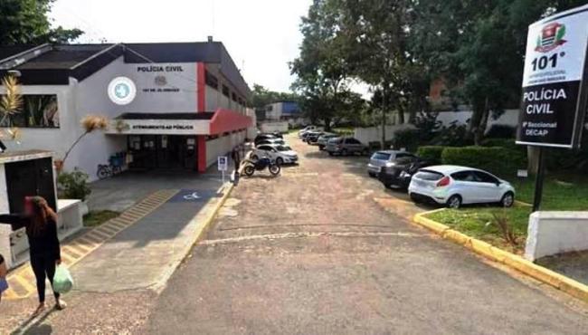 Criança de 5 anos encontra corpo da mãe assassinada dentro de casa