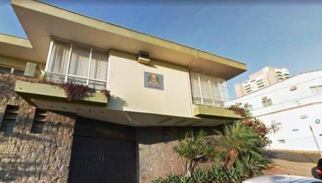 Criança de quatro anos é encontrada morta dentro de carro