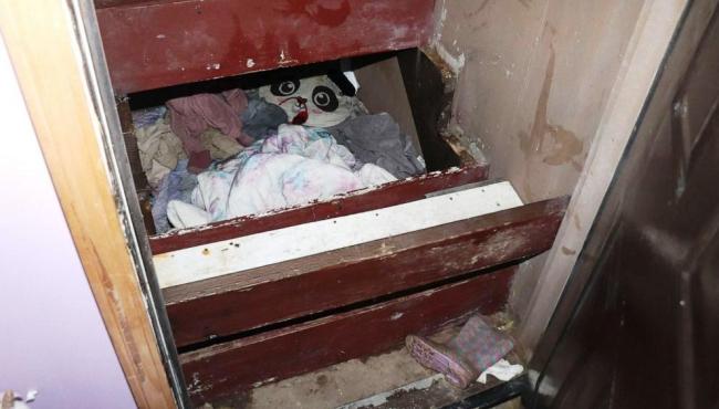 Criança desaparecida há mais de 2 anos é encontrada viva debaixo de escada