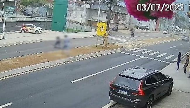 Criança é arremessada após carro capotar em Cachoeiro de Itapemirim, ES