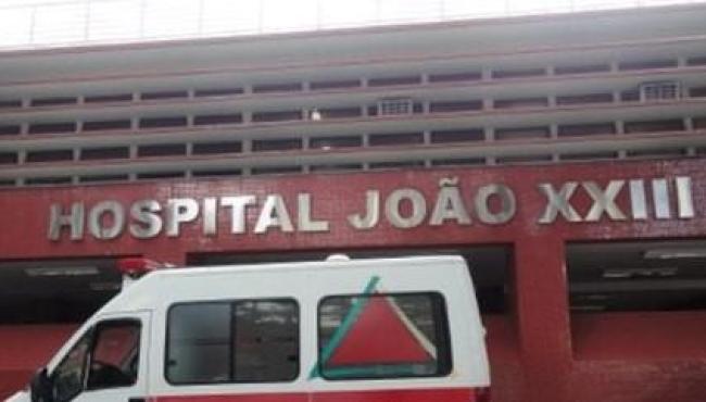 Criança joga lata de lixo em churrasqueira e tem 60% do corpo queimado