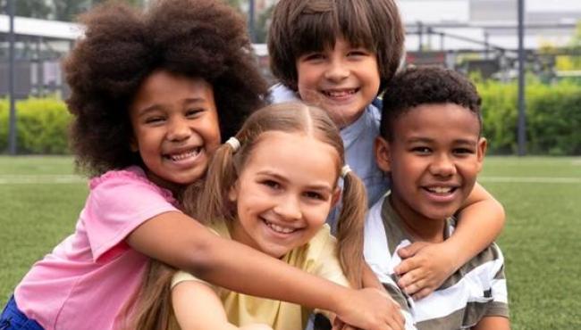 Criança tem que ser criança: quais comportamentos os pais devem permitir, proibir e ficar atentos, segundo educadoras