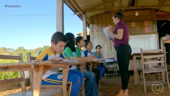 Crianças aprendem em escola improvisada em antigo curral