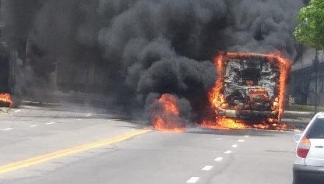 Criminosos ateiam fogo em ônibus em represália por morte de traficante em Vitória