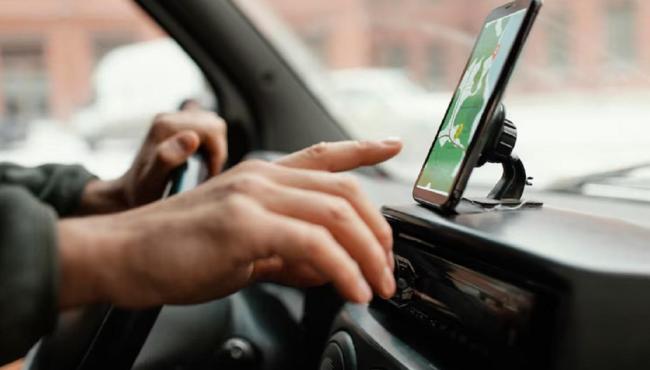 Cuidado! Usar suporte de celular pode gerar multas inesperadas