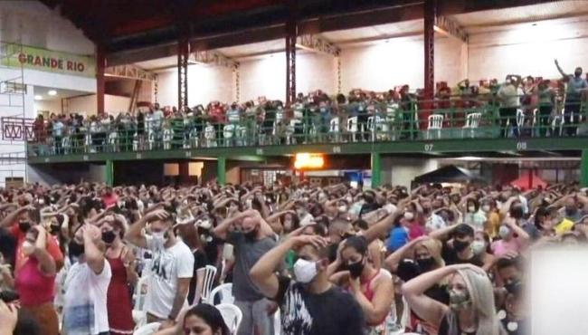 Culto religioso provoca aglomeração em quadra de escola de samba no Rio