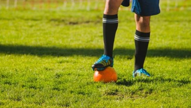Da bola aos uniformes: como o plástico transformou o futebol moderno