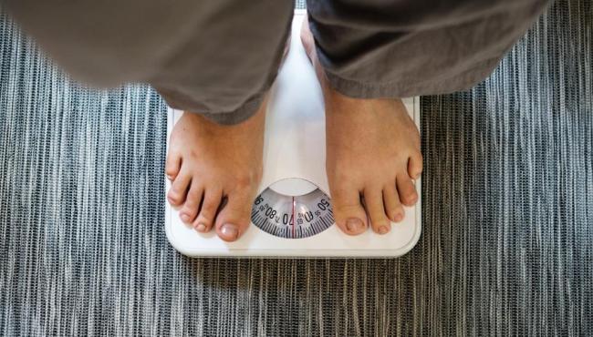 Dá tempo de emagrecer até o verão? Médico responde e faz alerta sobre dietas extremas