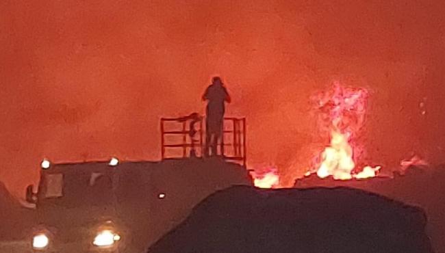 Daniel Santana mobiliza aparato da Prefeitura e auxilia Corpo de Bombeiros no combate a incêndio no Liberdade, em São Mateus, ES