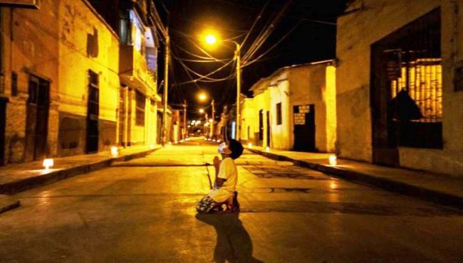 De joelhos e no meio da rua menino pede a Deus pelo fim do coronavírus