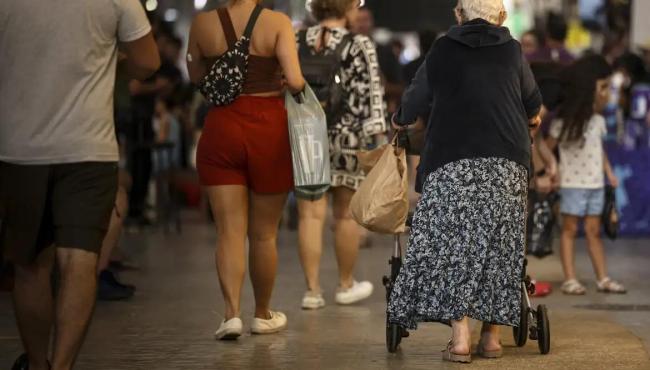 Defeitos em calçadas fazem 42% dos idosos terem medo de cair
