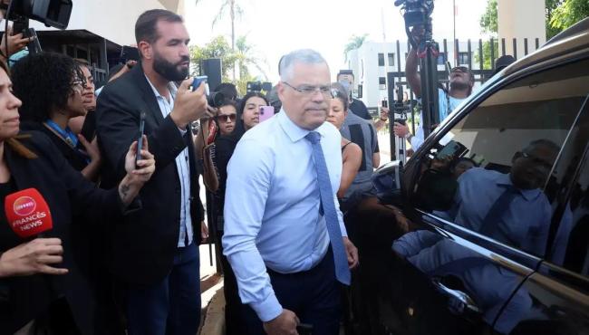 Defesa de Bolsonaro diz que tornozeleira humilha e nega plano de fuga