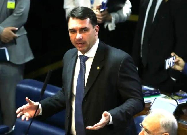 Defesa de Flávio Bolsonaro tentou levar caso Dark Horse a Mendonça