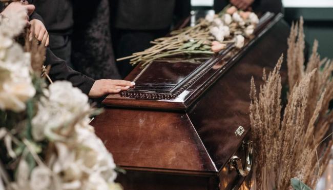 Deputado do ES quer proibir caixões expostos por funerárias em vias públicas