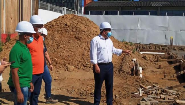 Deputado fiscaliza obra de ampliação de escola em Bairro de Fátima, na Serra, ES