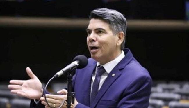 Deputado Messias Donato apresenta projeto que proíbe assentos verticais em aviões no Brasil