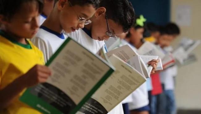 Deputado Messias Donato denuncia falha do MEC: milhões de alunos ficarão sem livros didáticos em 2026