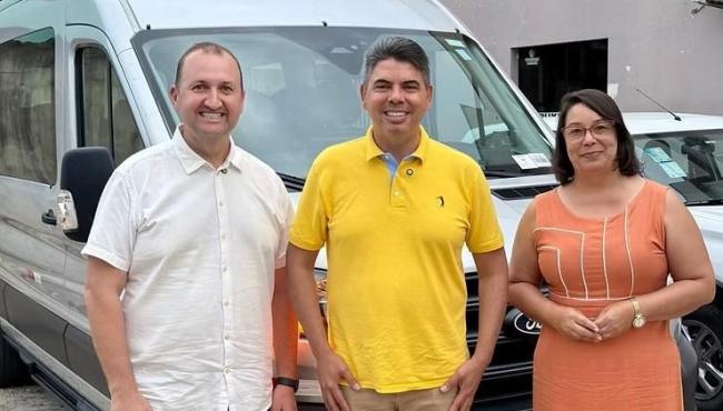 Deputado Messias Donato entrega van para transporte de pacientes e anuncia R$ 1,5 milhão e meio para atenção básica em Sooretama, no ES