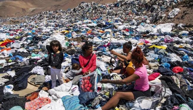 Deserto do Atacama, no Chile, abriga lixão tóxico da moda descartável do 1° mundo