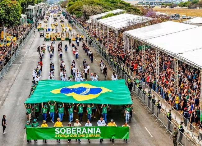 Desfile de 7 de Setembro é realizado na Esplanada dos Ministérios, em Brasília