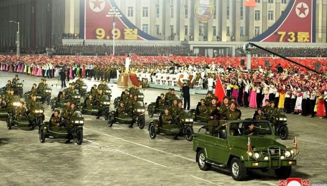 Desfile de aniversário da Coreia do Norte exibiu máquinas e cavalos