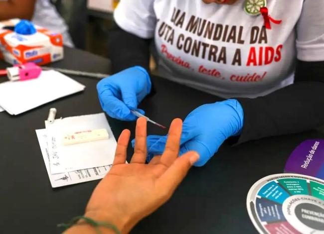 Desinformação sobre HIV dificulta tratamento e aumenta preconceito