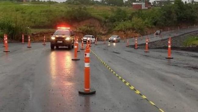 Desvio de cratera é liberado para trânsito na BR-101, em São Mateus, ES