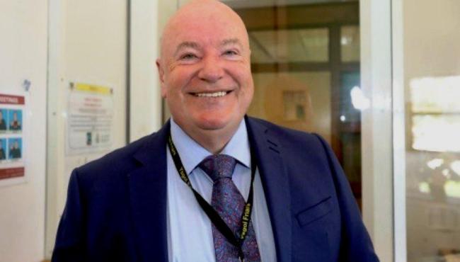Diretor de escola se recusa a alimentar crianças que têm ‘dívida maior que 1 centavo’