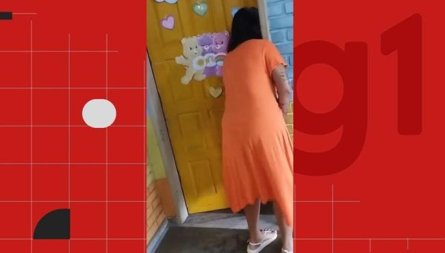 Diretora de escola é afastada após ser filmada brincando com pênis de borracha na porta de sala de aula no ES