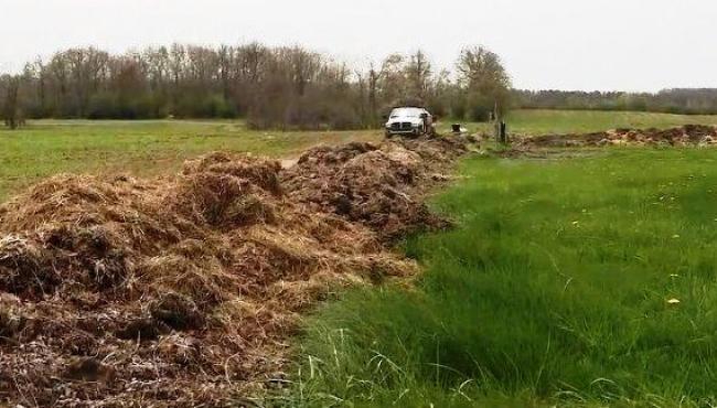 Disputa territorial gera mureta de cocô com 76 m de comprimento