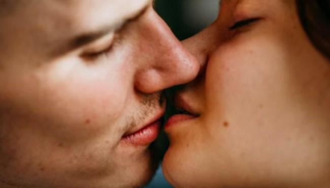 Doença do Beijo pode trazer consequências graves pra saúde