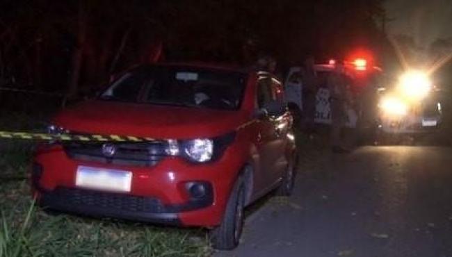 Dois corpos com sinais de tortura são encontrados dentro de carro