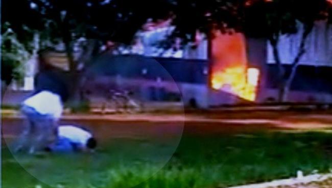 Dono de fábrica se ajoelha e chora ao ver o local ser destruído por incêndio