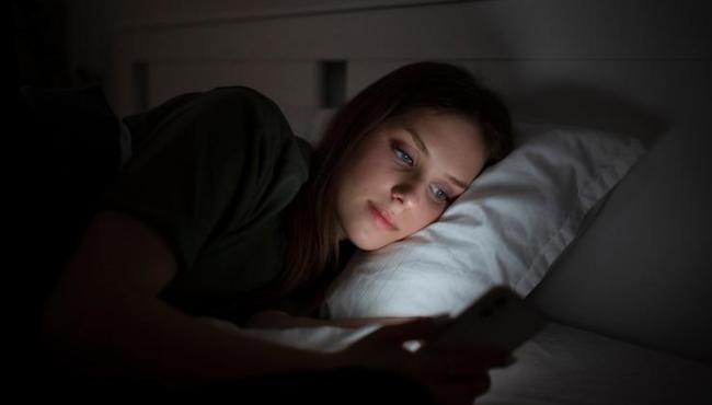 Dormir após as 22h prejudica saúde hormonal e hepática, aponta estudo
