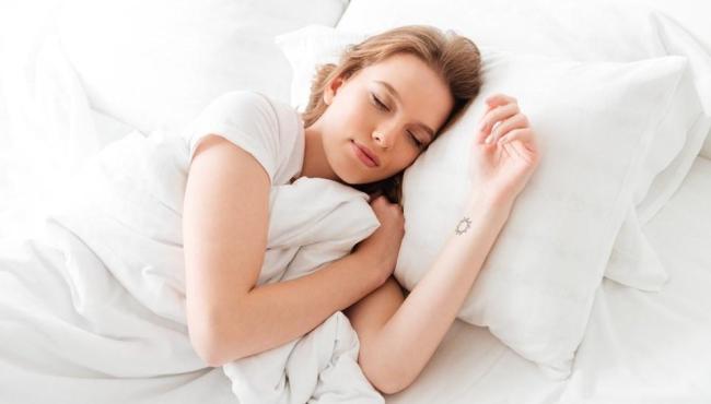 Dormir de lado, de costas, de bruços? Como as posições podem prevenir doenças ou fazer mal para à saúde