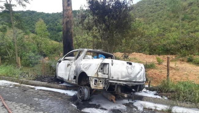 Duas pessoas morrem após carro bater em árvore e pegar fogo, em acidente no ES