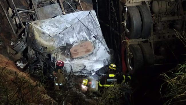 Duas pessoas morrem carbonizadas em acidente, em MG, com "carreta da alegria" de São Mateus, ES