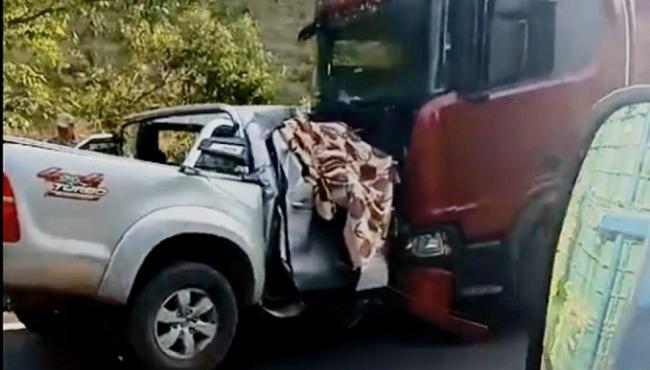 Duas pessoas morrem em acidente entre caminhonete e carreta na BR-262, no ES