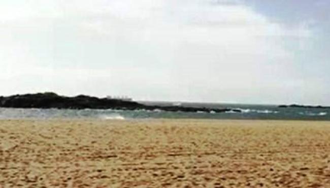 Duas pessoas são resgatadas do mar após serem levadas por correnteza