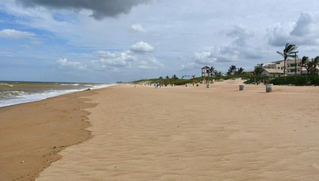 Duas pessoas são socorridas após afogamento em praia de Guriri, em São Mateus, ES