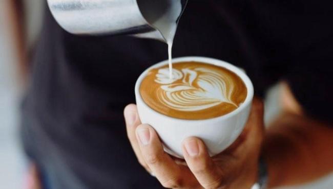Duas xícaras de café por dia ajudam a evitar doenças cardíacas