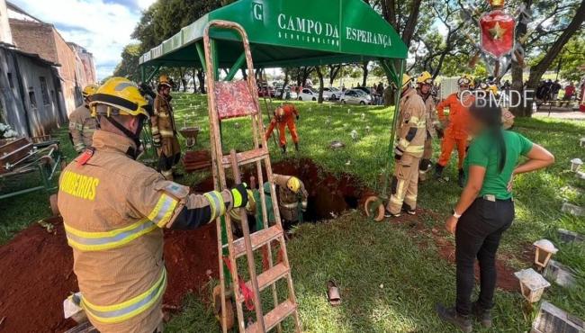 Durante enterro no DF, terreno cede e 10 pessoas caem dentro de cova