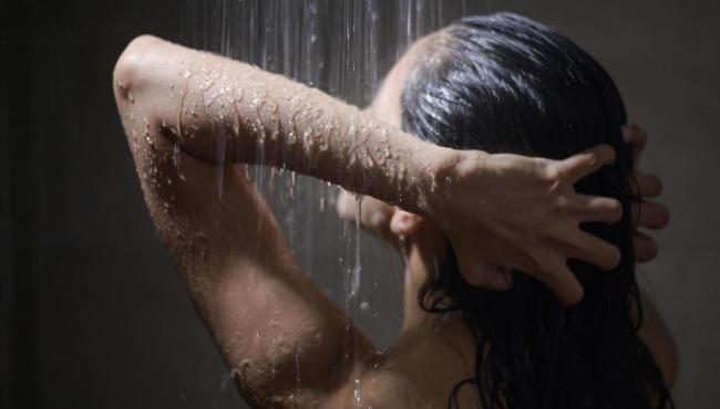É melhor tomar banho de manhã ou à noite? Microbiologista explica