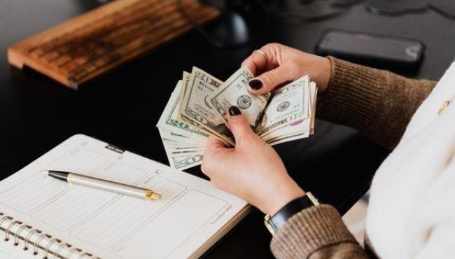 Educação financeira ajuda consumidores a evitar dívidas no início do ano