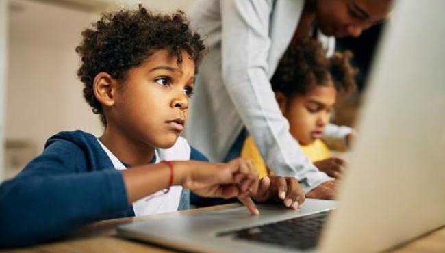 Educação midiática nas escolas é urgente, afirmam especialistas