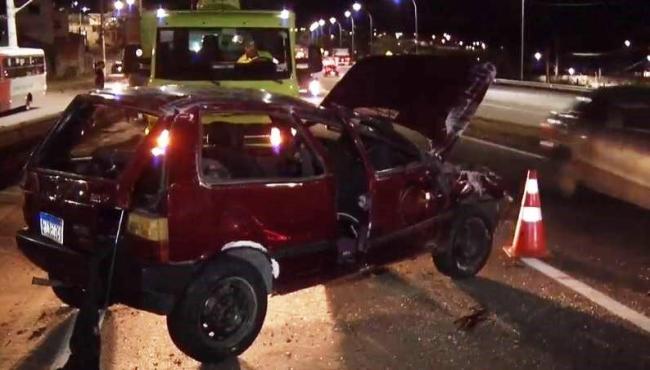 Em acidente entre carro e caminhão na BR-101, mulheres são arremessadas pela janela de carro, no ES