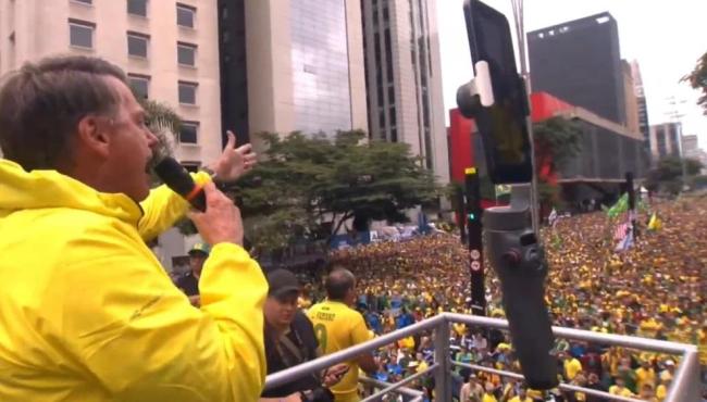 Em ato, Bolsonaro fala em ajuda internacional e TSE “isento” para 2026