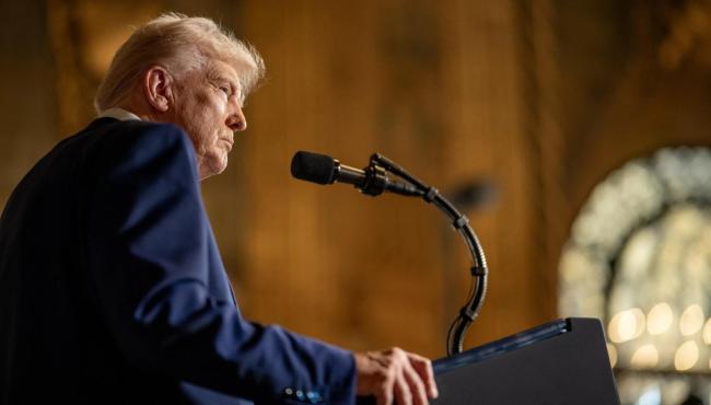 Em meio à guerra comercial, tarifas de Trump entram em vigor para mais 40 países