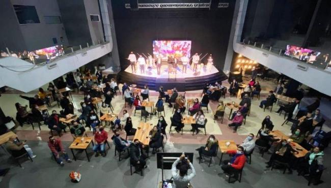 Em protesto a proibição de cultos, pastor transforma igreja em bar 