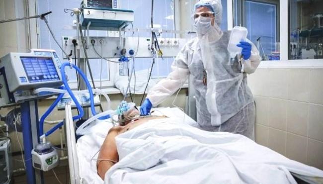 Em queda há 10 dias, média móvel de mortes por Covid-19 no país está em 221